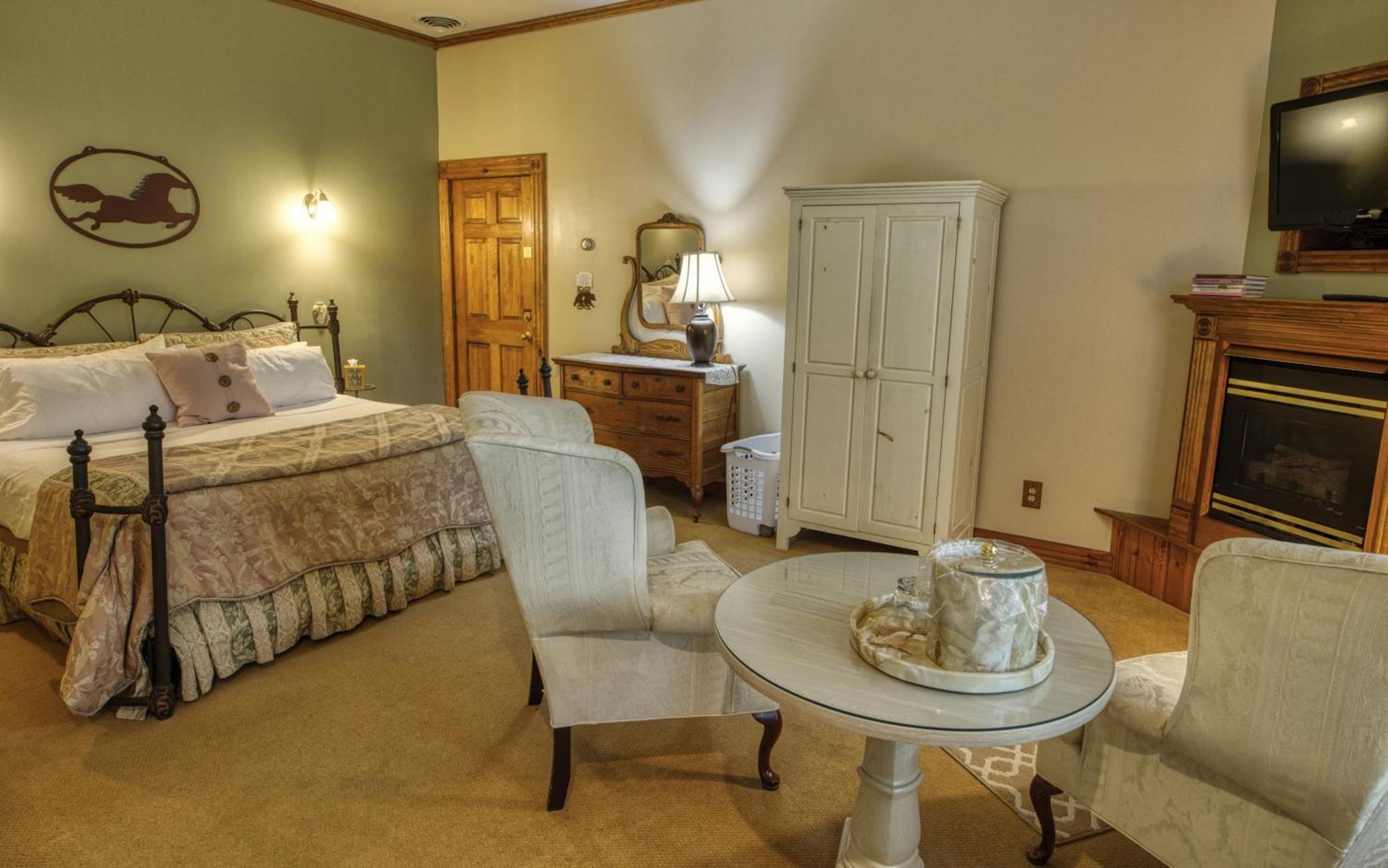 Rockwell Falls Inn And Wine Bar Lake Luzerne Habitación foto
