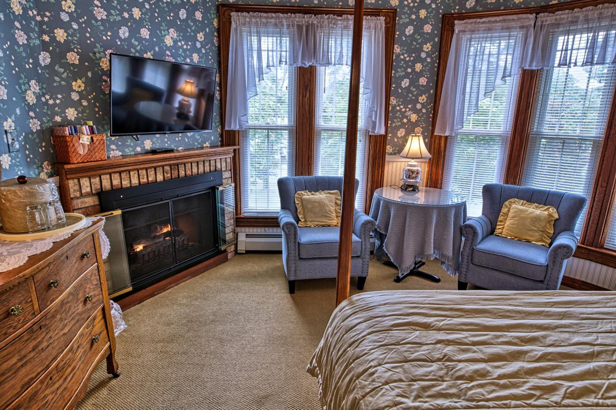 Rockwell Falls Inn And Wine Bar Lake Luzerne Habitación foto