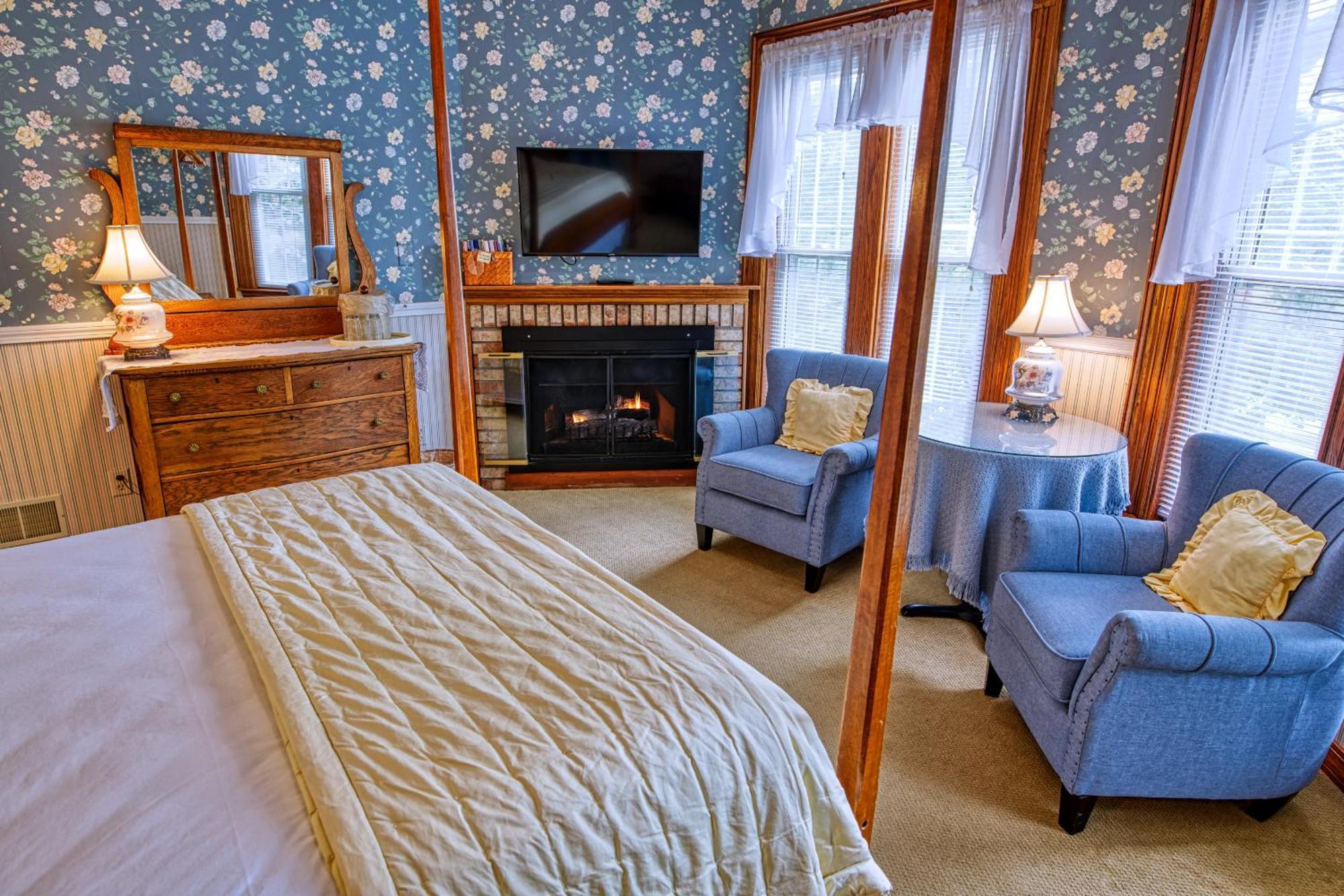 Rockwell Falls Inn And Wine Bar Lake Luzerne Habitación foto
