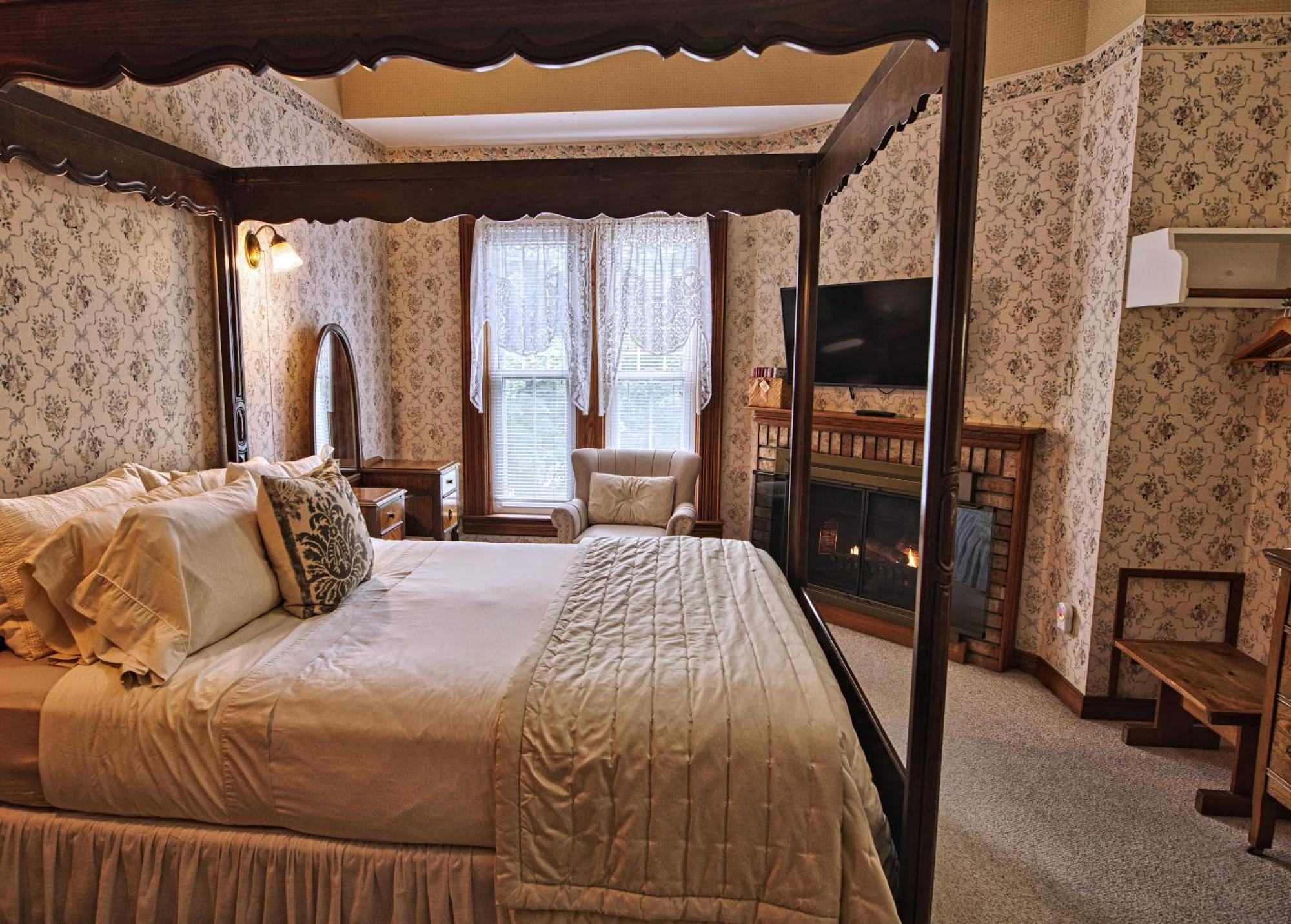 Rockwell Falls Inn And Wine Bar Lake Luzerne Habitación foto