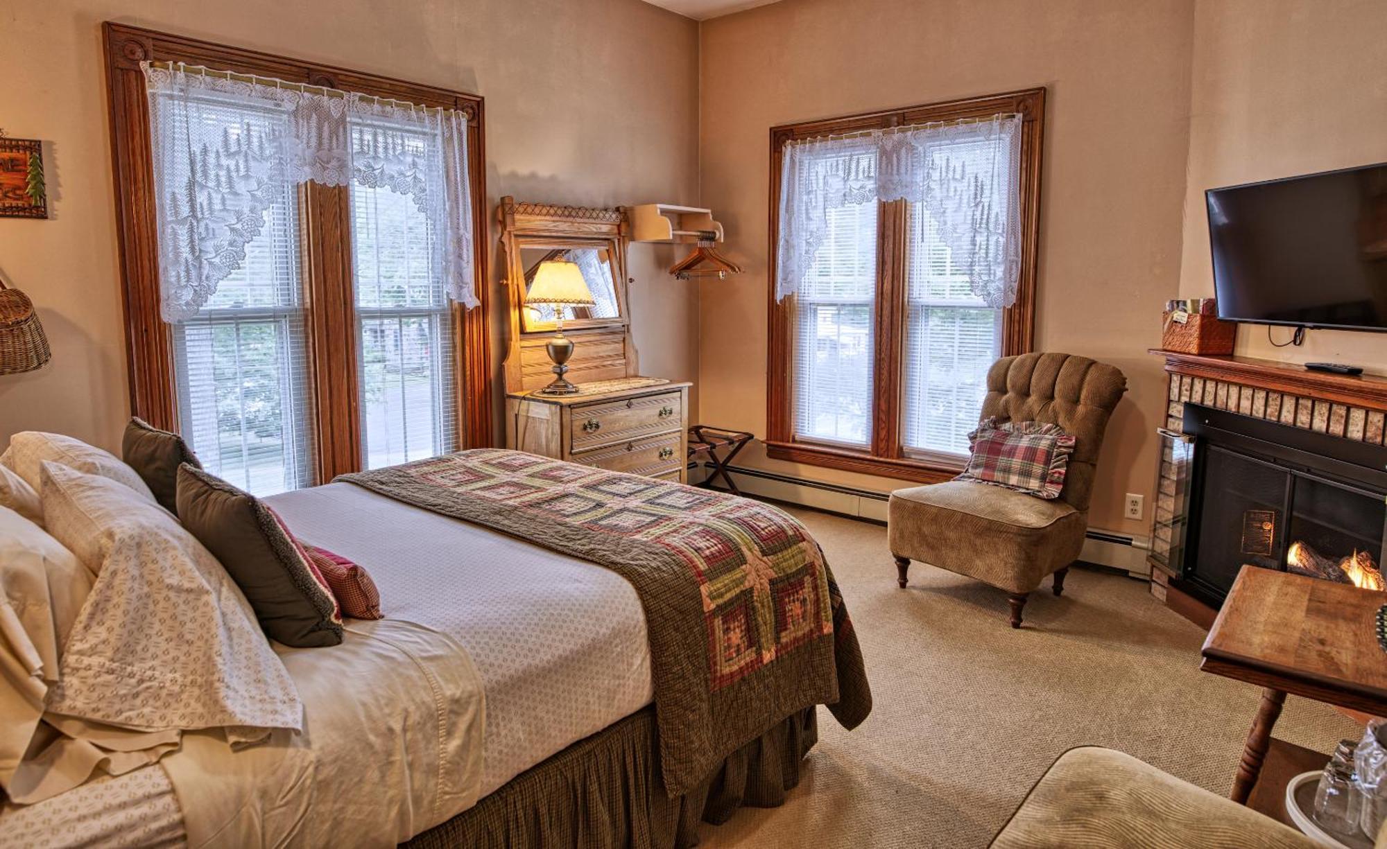 Rockwell Falls Inn And Wine Bar Lake Luzerne Habitación foto