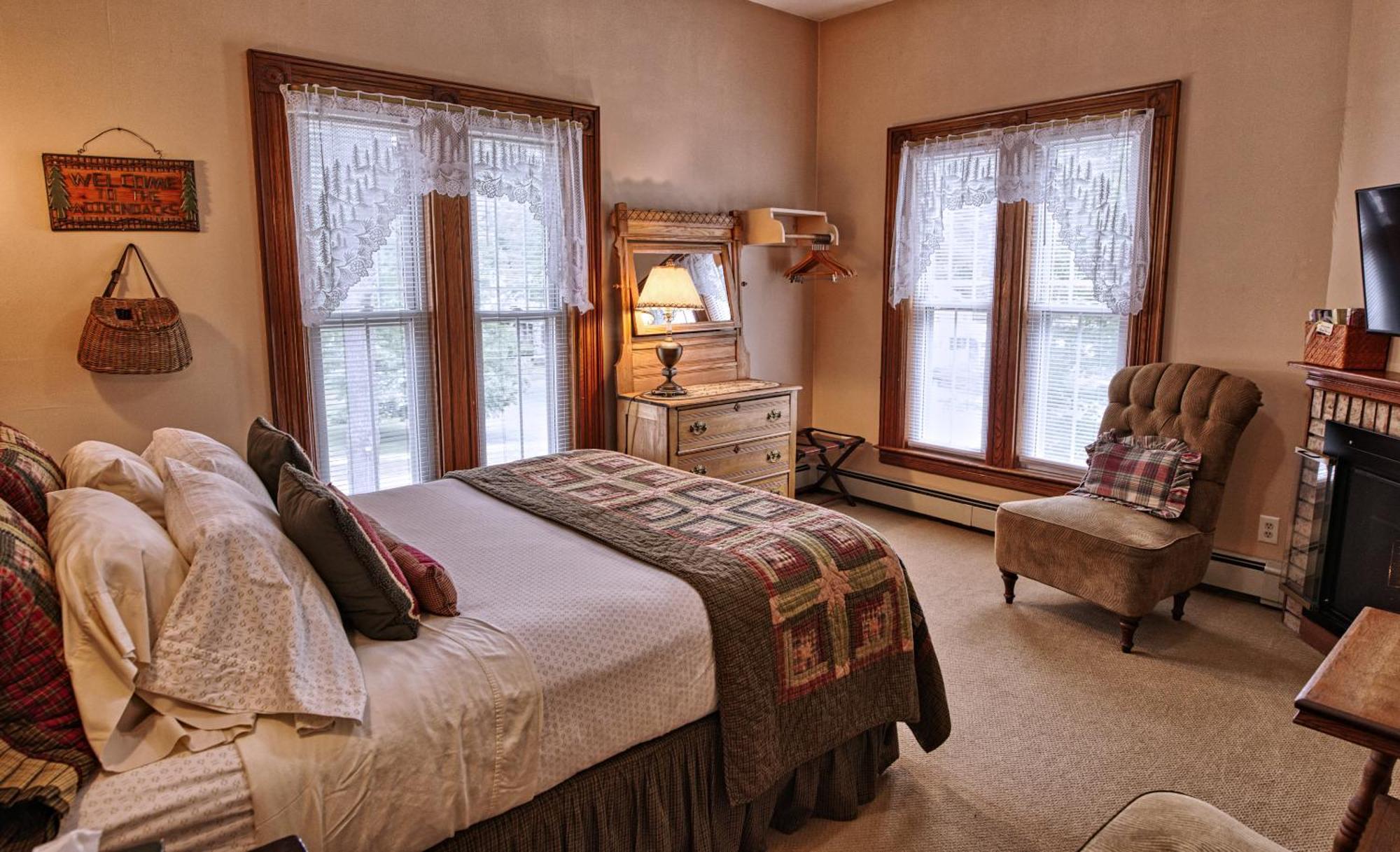 Rockwell Falls Inn And Wine Bar Lake Luzerne Habitación foto