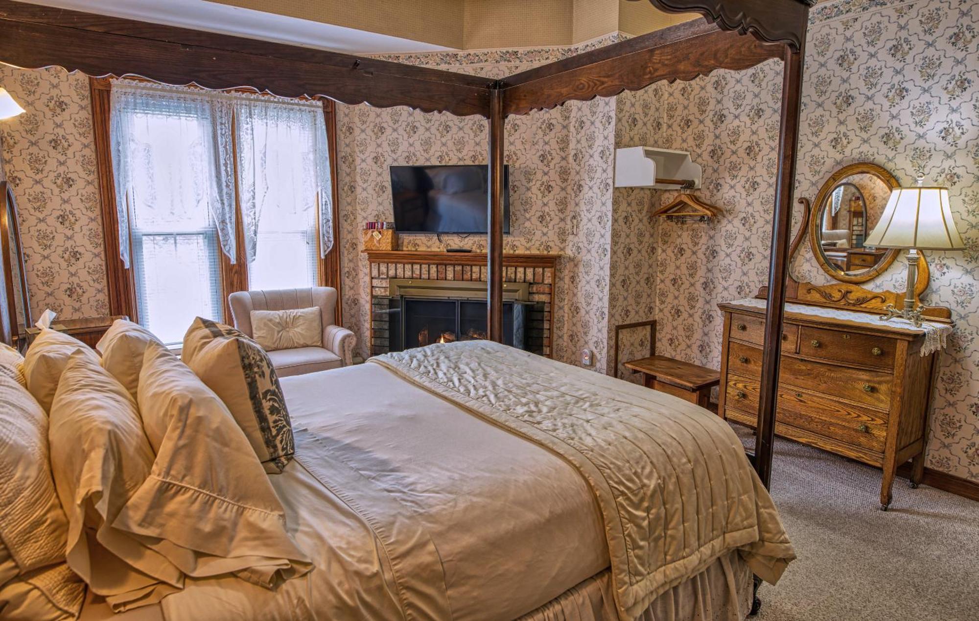 Rockwell Falls Inn And Wine Bar Lake Luzerne Habitación foto