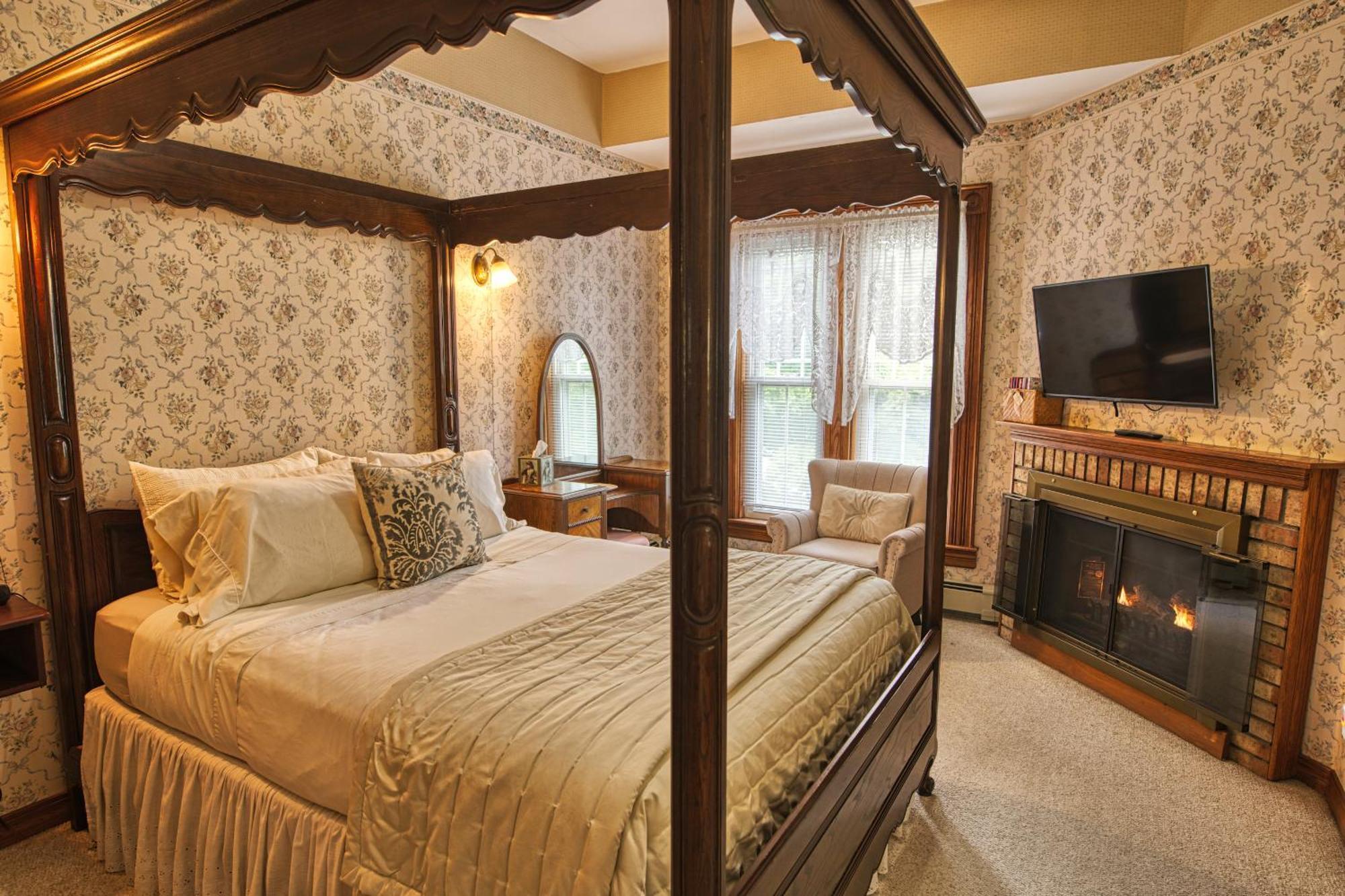 Rockwell Falls Inn And Wine Bar Lake Luzerne Habitación foto