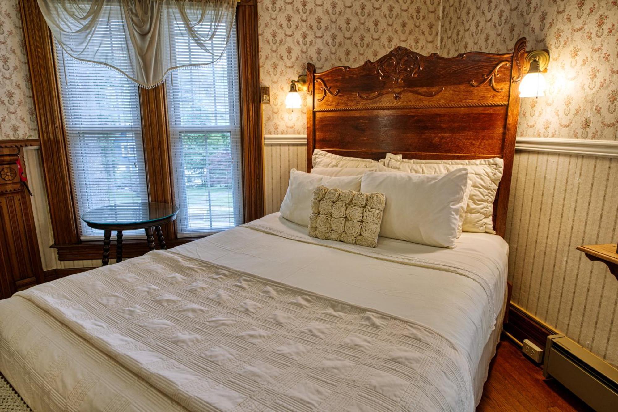 Rockwell Falls Inn And Wine Bar Lake Luzerne Habitación foto