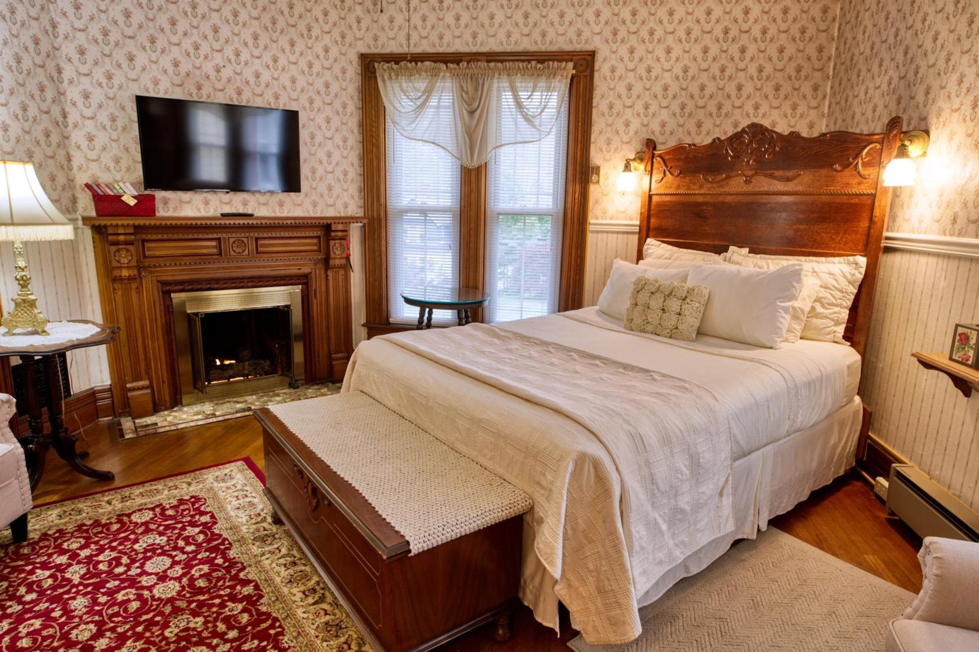 Rockwell Falls Inn And Wine Bar Lake Luzerne Habitación foto