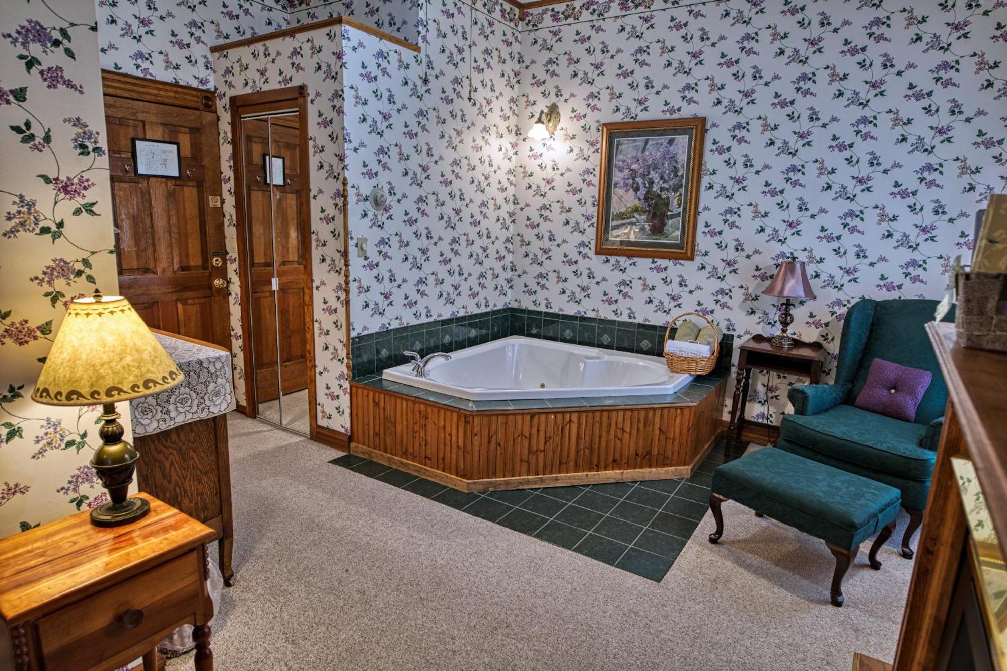 Rockwell Falls Inn And Wine Bar Lake Luzerne Habitación foto