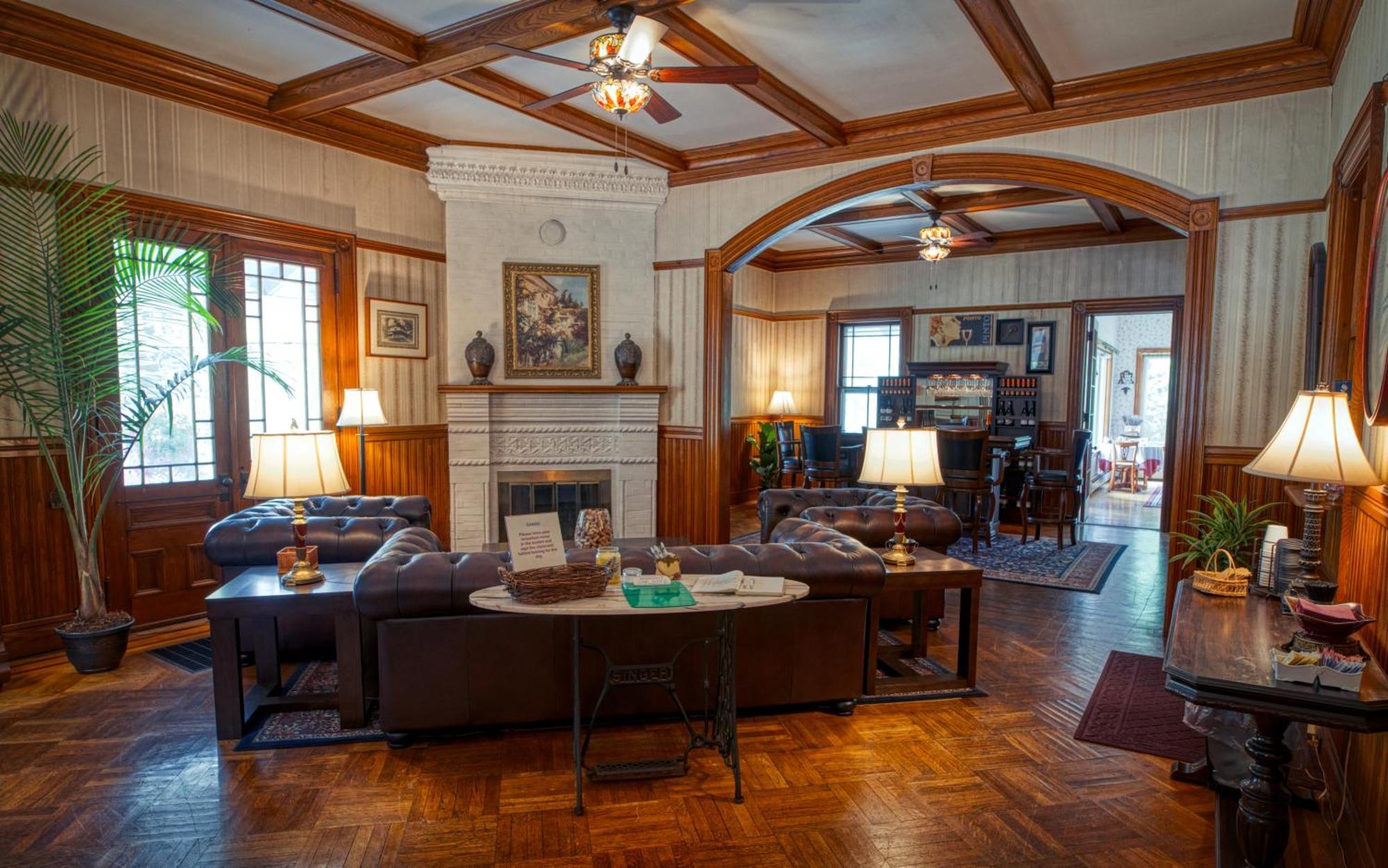Rockwell Falls Inn And Wine Bar Lake Luzerne Exterior foto